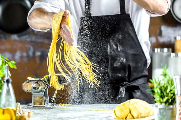 Spaghetti werden gemacht – Adobe Stock No. 189188682 Chefkoch in der Küche ( Spagetti Zubereitung) © karepa